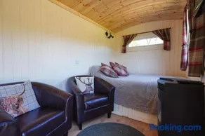 The Laburnum Retreat Shepherds Hut with private hot tub - Image 3