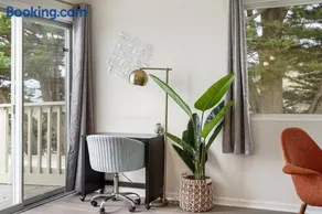Charming 2BR 1Bath SofaBed with Mountain Sunset and Ocean Views - Image 3