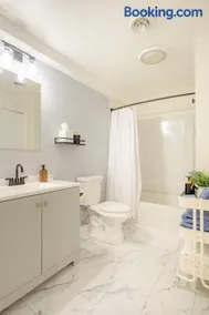 Entire Modern Cozy 2BR Apt mins SU LeMoyne DT - Image 4