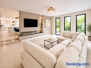 Stylish Smart Home Near Leeds - 4 En-Suite Bedrooms - Image 3