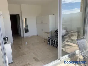 Studio with Private Parking - Image 2