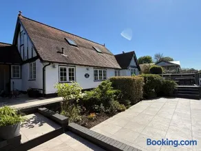 Island Cottage with Boat in Henley-on-Thames - Image 3