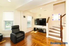 Comfortable 4BR Boston Getaway - Pet-Friendly - Near I-93 & Red Line 988 - Image 3