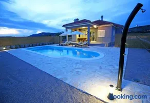 Modern Guest House Rak with beautiful pool - Image 2