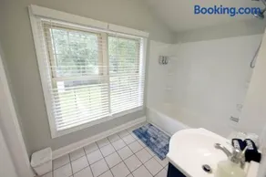 *Spacious 3-Bedroom~Deck*Firepit*Grill~12-Points - Image 4