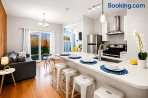 Jennifer's Stylish Apt Private Deck Backyard Oasis - Image 1