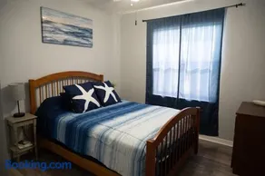 Spacious Home, 15 minutes to Beach - Image 3
