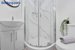 Large Group - 8 bedrooms - all ensuite, kitchenette - Image 3