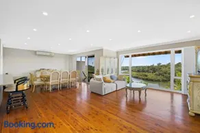 River View Oasis: Spacious 3-Bed House with Pool - Image 2