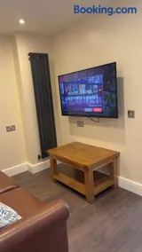 Luxury 3BR House 4 Bathrooms Free Parking Sleeps 5 - Image 4