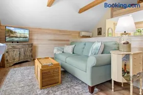 Riverbend Perch - River-view retreat for 2 with kitchen, patio, AC, Wi-Fi - Image 3