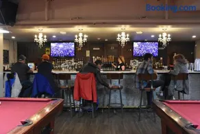 PARTY HOSTEL - The Canmore Hotel Hostel - Image 4