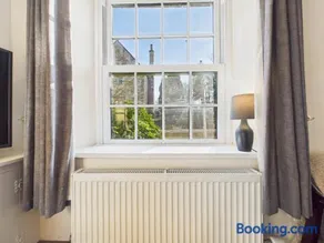 Romantic Cottage in the Cotswolds with Private Parking and WiFi - Image 5