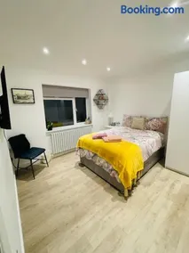 Rooms in a beautiful house with free on St parking - Image 4