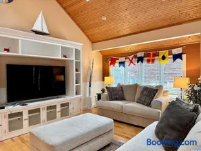 Cozy 3BR Annapolis sleeps 6 Private Deck, Parking - Image 1