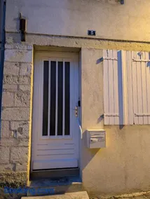 Maison de ville, local à vélo, cour, bord de Saône - Image 2