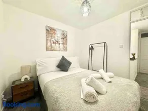 Swindon 3 Bedroom spacious home parking & garden - Image 4