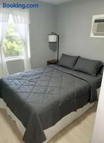 Cosy single-level home with laundry and parking - Image 3