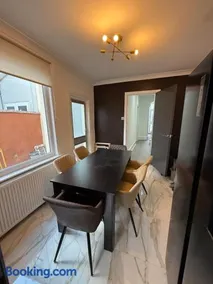 The Clare Court 6BR - Sleeps 7 - Contractor-friendly Modern Amenities Fast Wi-Fi - Free Parking - Close to Train Bus Stations Shops & Cafés I Leisure and Business Stays Welcome Contractors Tradesmen and Group Travellers - Long-stays arrangements welcome - Image 2