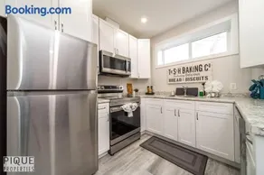 NEW, Mountain Chic Suite, Whyte Avenue, Netflix, WiFi, Sleeps 6 - Image 4