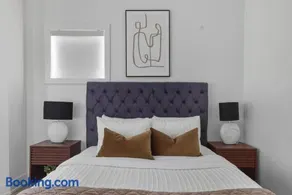 Modern 2BR apartment with free parking sleeps 5 - Image 2