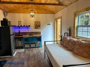 Comfortable Cabin in town - Image 3