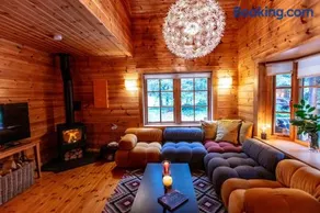 Large Luxury Log Cabin Getaway - Image 1