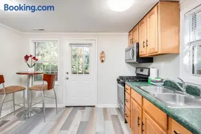 220 W Ashley - Corner Cottage - Central Location - Image 4