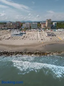 Hotel Augustus- Davanti a noi c'è solo il mare - Image 1