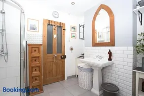 Restful and Cosy 4 Bed Home Minutes from the Beach - Image 2