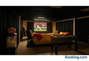 Family-Friendly Stay Near UGA - Massage Chairs, Theater Room - Image 2