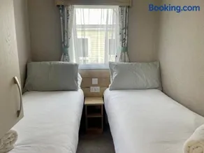 Caravan Sleeps 6 with Pool Access - Image 4