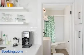 Downtown Walkable - 2 bed 1 bath King Bed - Image 4