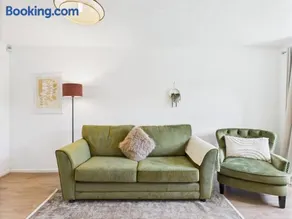 Bright & Modern Stay in Central Wolverhampton I Free Parking - Image 2