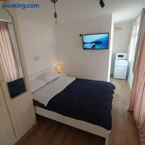 Self Contained, Double Bed Studio, private kitchen, private Bath, Walking distance to Harry Potter - Image 5