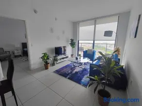 Stylish 1-Bedroom Getaway Apt- pool & gym - Image 3