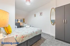 Pleasant and snuggly modern 2-floored town centre apartment - Image 4