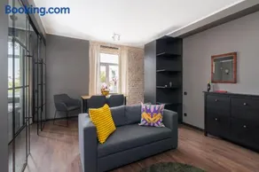 Sunny 1BR Apartment near Park & Stadium - Image 3