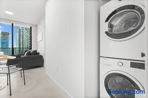 32nd Floor Gem with Breathtaking Views in DT Miami - Image 3