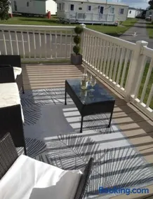 27 Ivy Close - Image 1