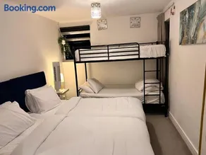 Bright & Stylish en-suite bedroom suitable for singles, couples, and families in a 2bed apartment - Image 3