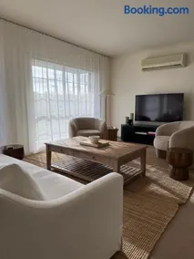 Interior Stylist's Country Unit - Image 4