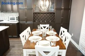 Luxury 5BR Home with Spa Bath - Image 1