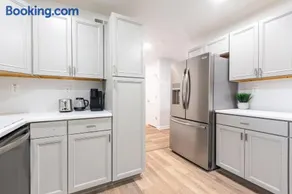 Modern Basement Suite, 2BR Sofa Bed, Parking - Image 4