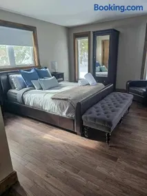 Prestige In Nature Hot tub 15min Ski resort Luxury Master Bedroom Wifi Games & more ! - Image 1
