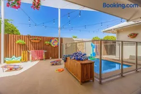 Private Luxury Haven with SUV Hire, Pool, Near Marina - Image 3