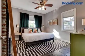 Chef's kitchen & clawfoot tub near French Quarter - Image 3
