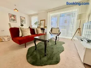 Issara Apartments 49 - Great location & Private Parking - Image 3