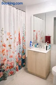 Elegant Long Island City Studio with Skyline Views - Image 3