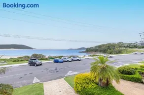 Tah Villa 1, 68 Marine Dr - stunning views, linen and air con - Image 3